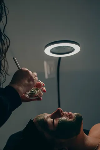 Beauty treatment under a circular task light